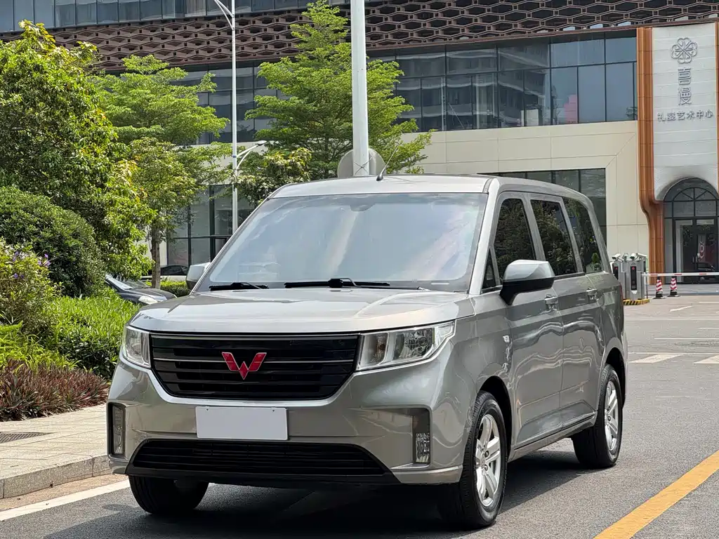 Wuling Hongguang PLUS 2020 — фото 1