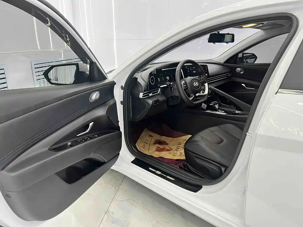 Hyundai Elantra 2024