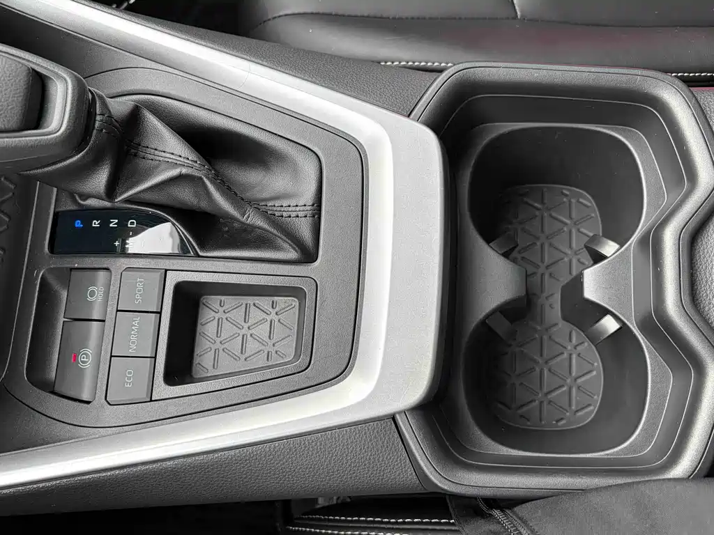 Toyota RAV4 2024 — фото 12