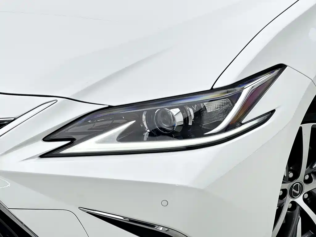 Lexus ES 2020 — фото 16
