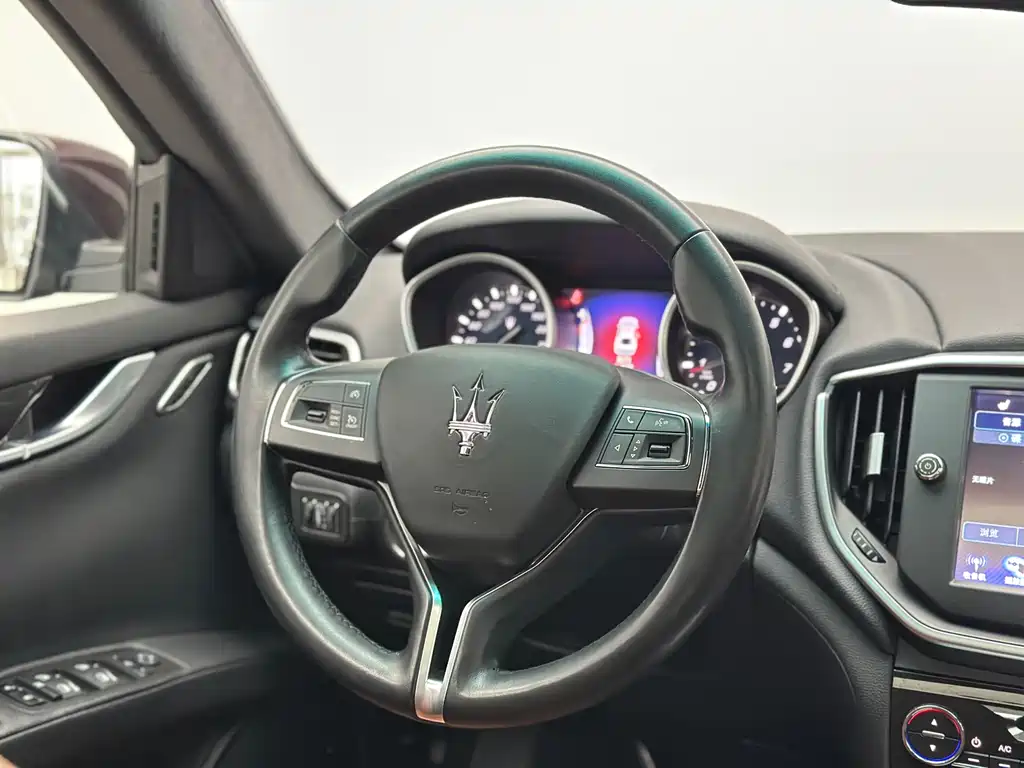 Maserati Ghibli 2015 — фото 39