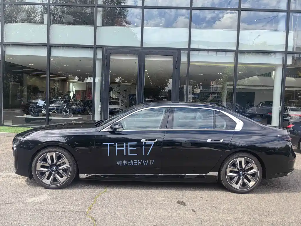 BMW i7 2025 — фото 13