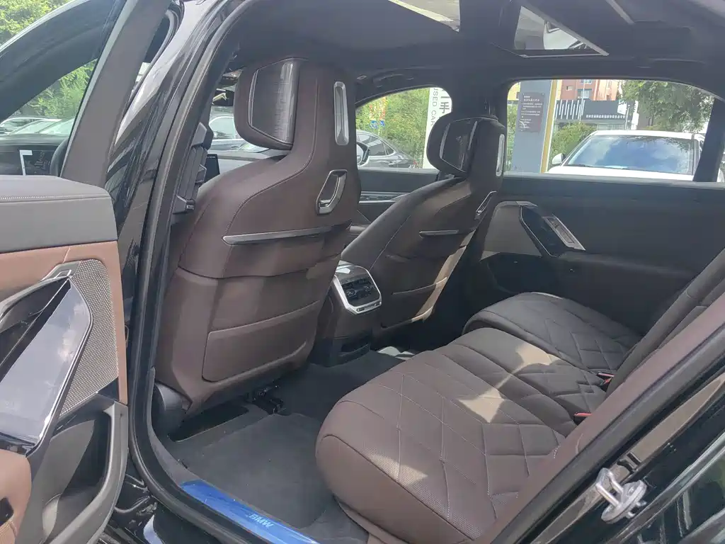 BMW i7 2025 — фото 15