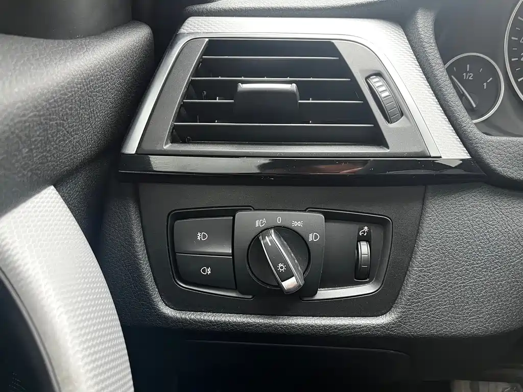 BMW 3 Series 2017 — фото 16