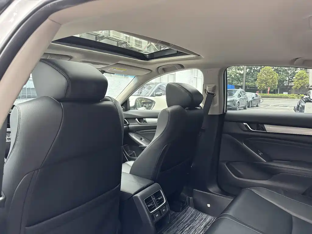Honda Accord 2022 — фото 10
