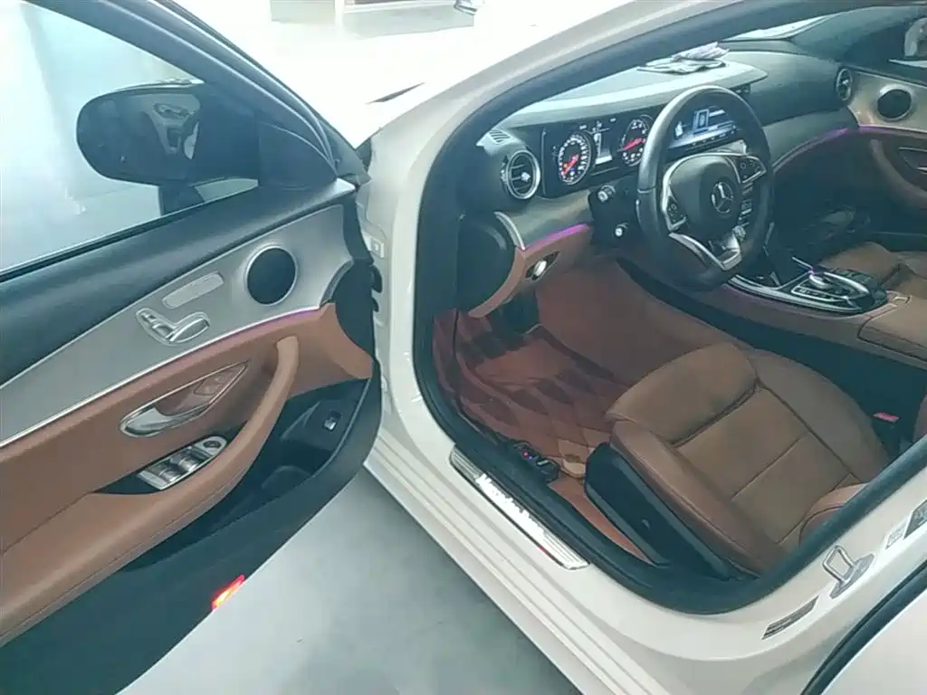Mercedes-Benz E-Class 2018 — фото 16