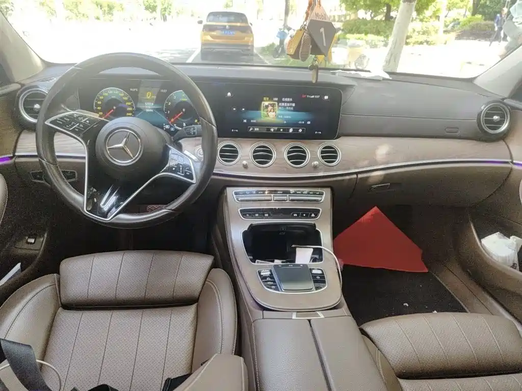 Mercedes-Benz E-Class 2022 — фото 13