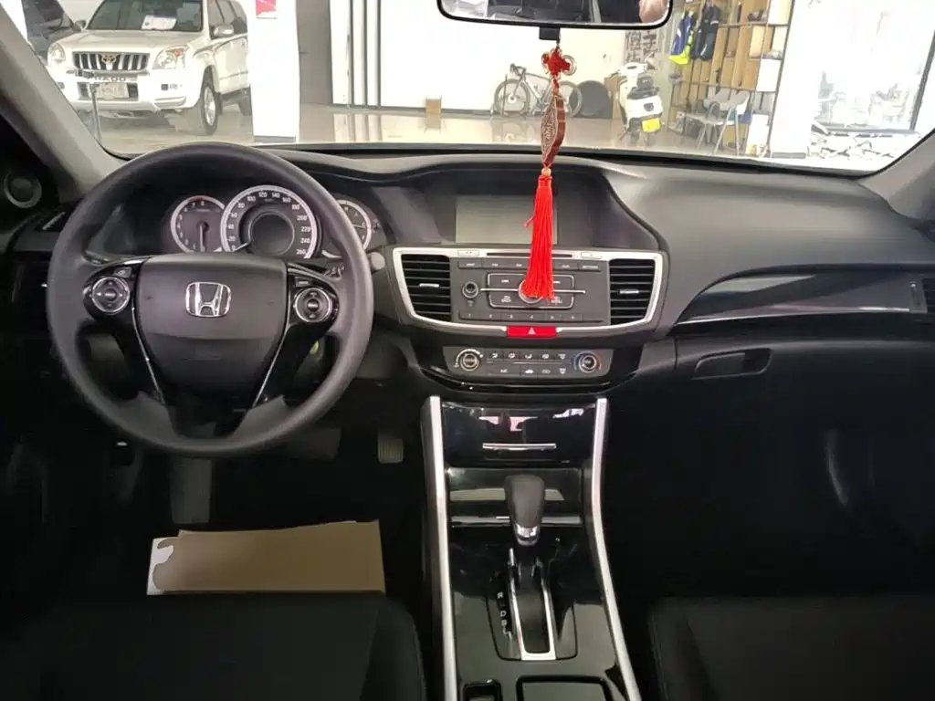 Honda Accord 2018 — фото 10