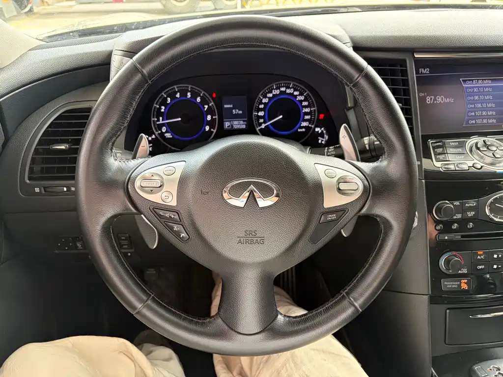 Infiniti QX70 2015 — фото 13