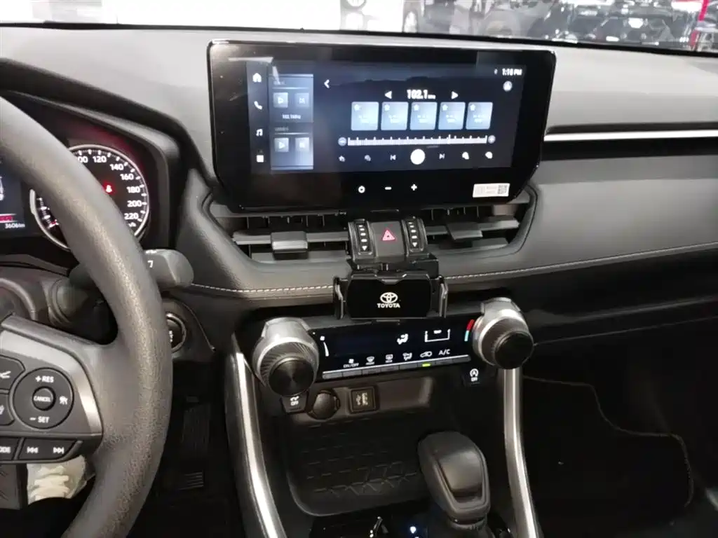 Toyota RAV4 2025 — фото 13