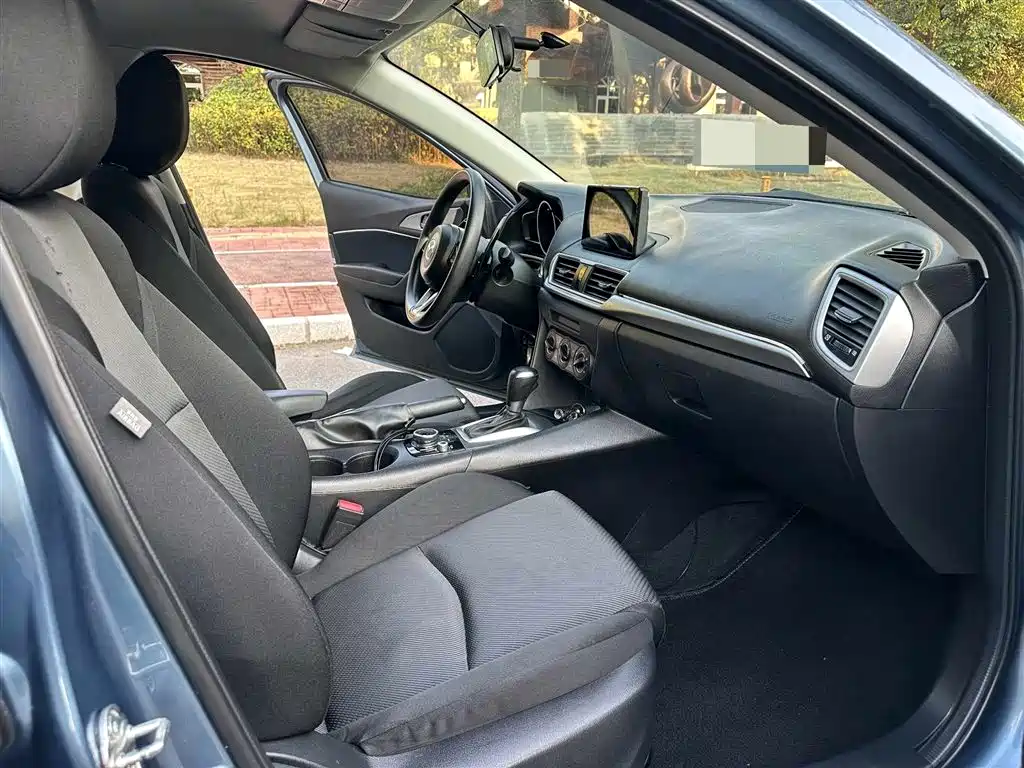 Mazda 3 Axela 2019 — фото 10