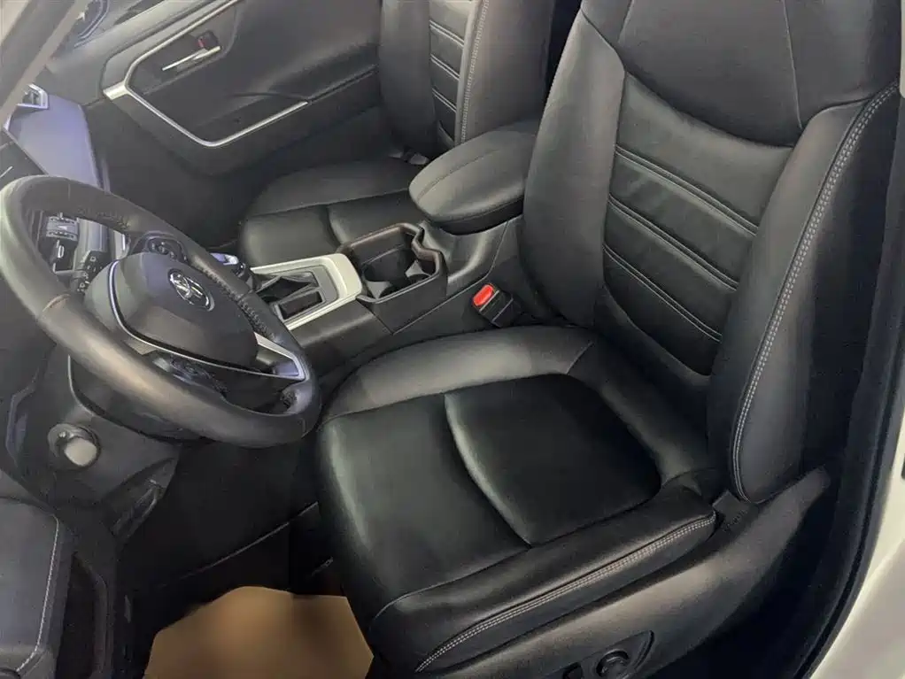 Toyota RAV4 2019 — фото 12