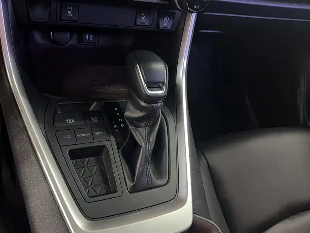 Toyota RAV4 2019 — фото 10