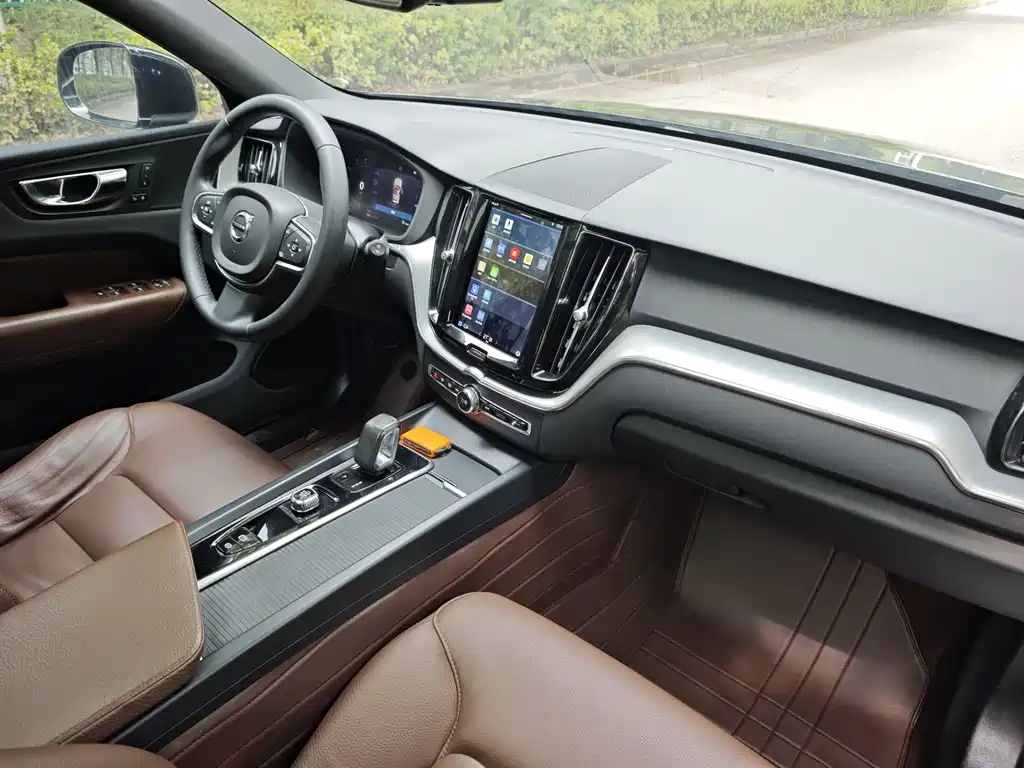 Volvo XC60 2022 — фото 8