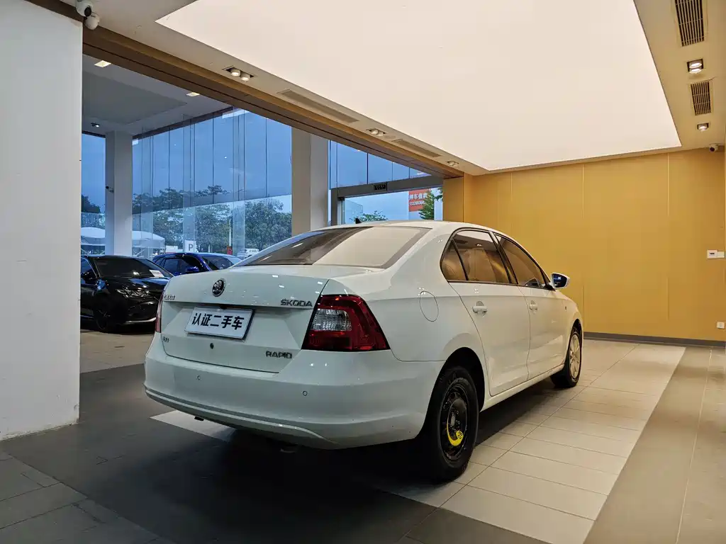 Skoda Rapid 2016 — фото 28