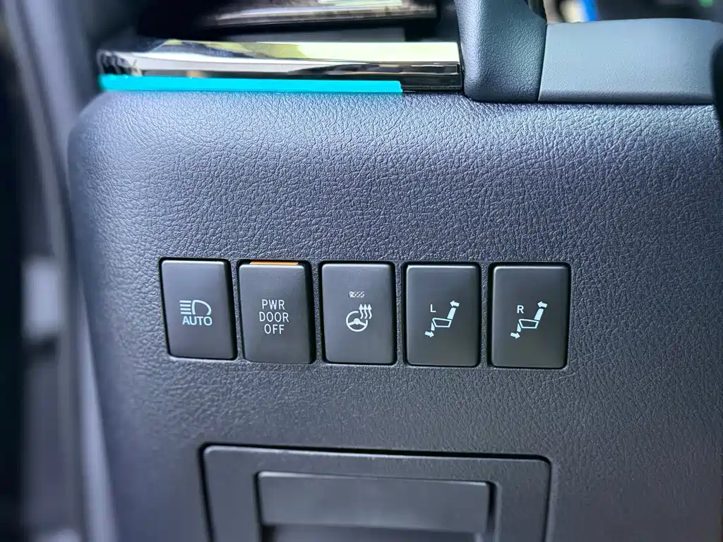 Toyota Alphard 2023 — фото 8