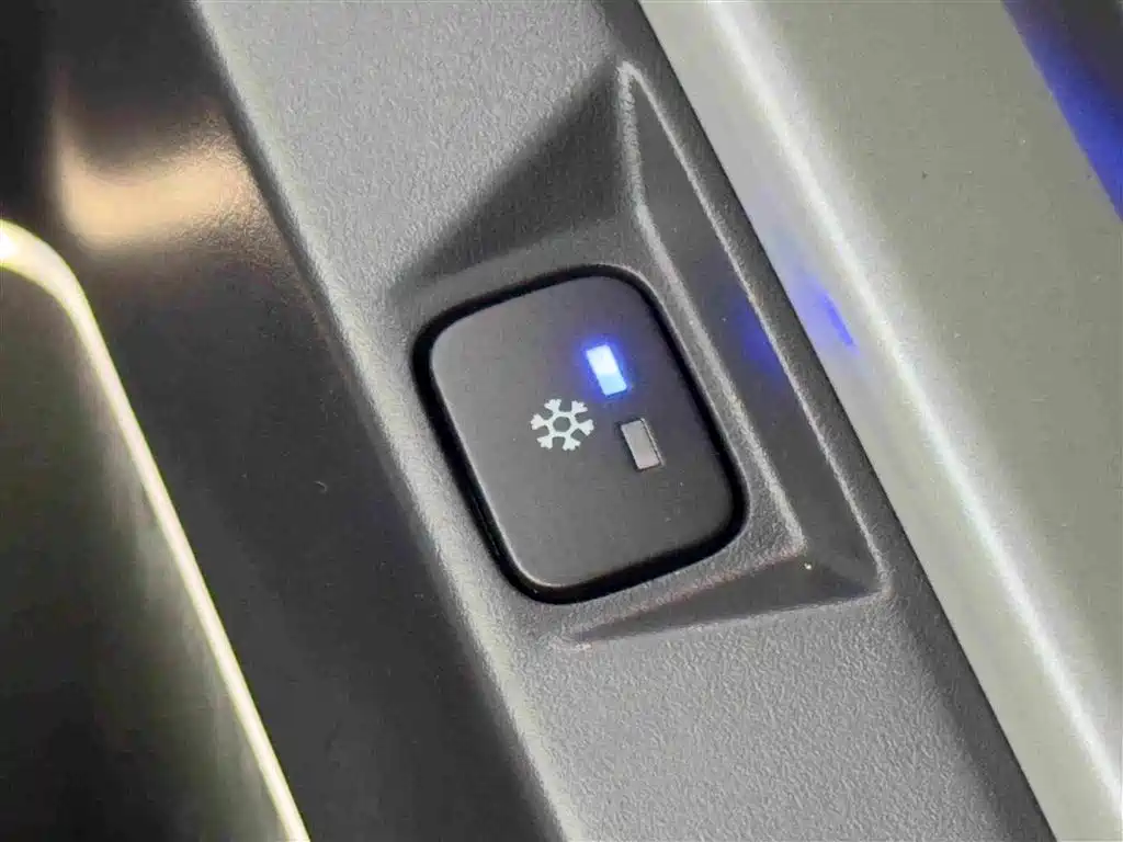 Land Rover Defender 2025 — фото 15