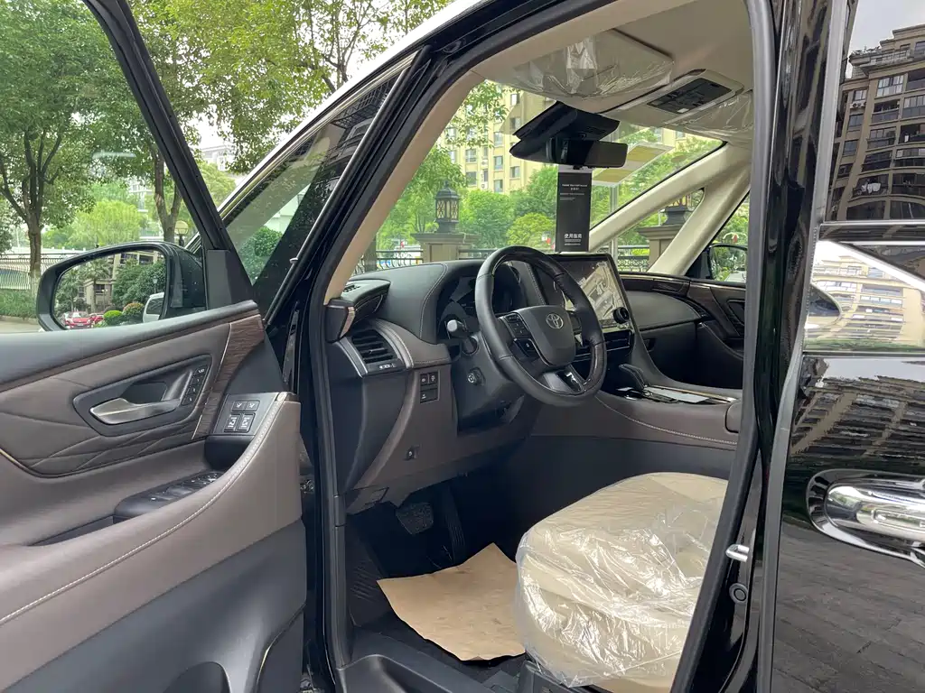 Toyota Alphard — фото 2