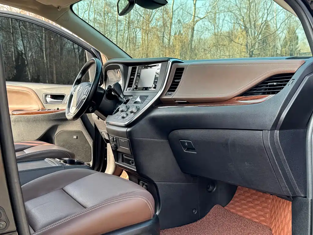 Toyota Sienna 2018 — фото 9
