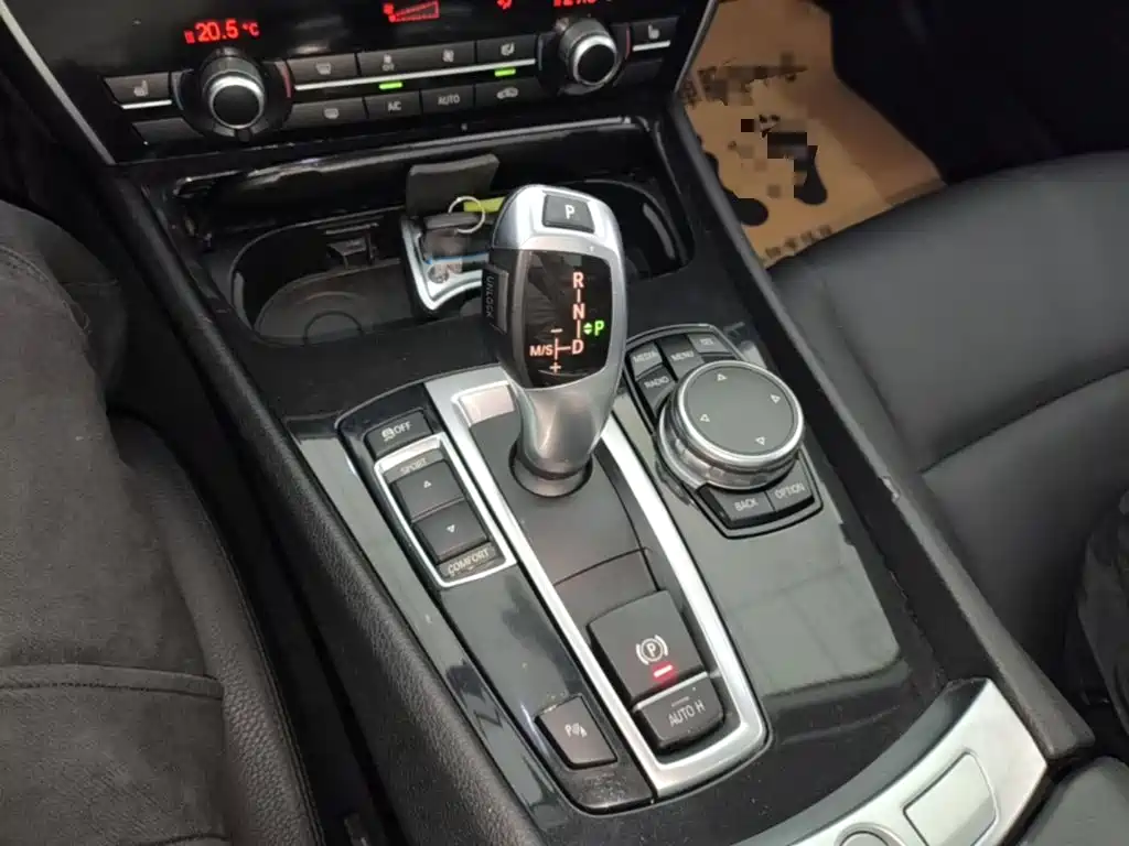 BMW 5 Series GT 2016 — фото 10