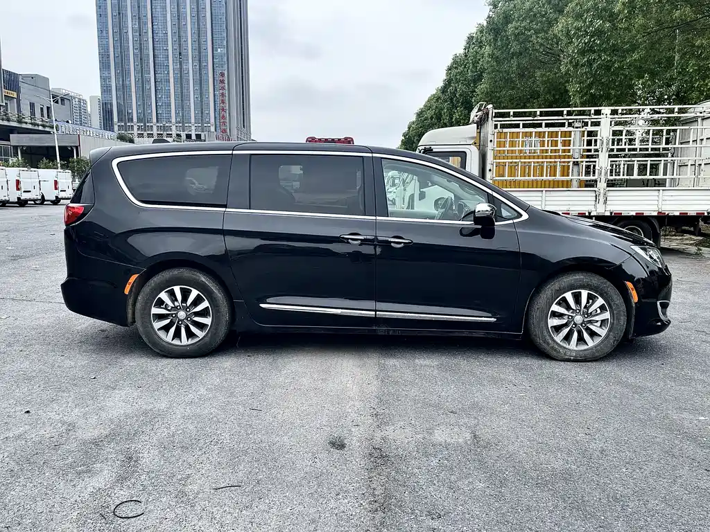 Chrysler Grand Voyager PHEV 2025 — фото 4