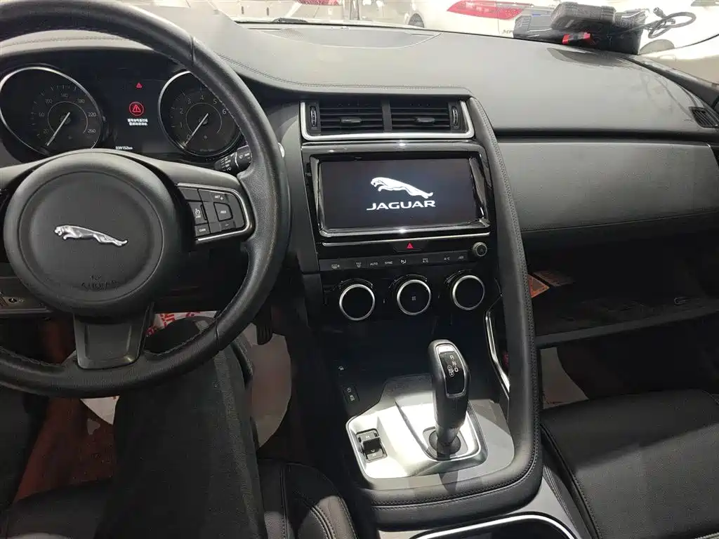Jaguar E-PACE 2023 — фото 10