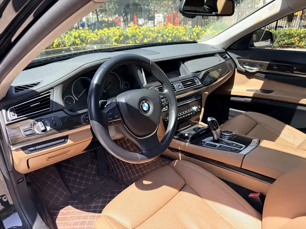 BMW 7 Series 2013 — фото 12