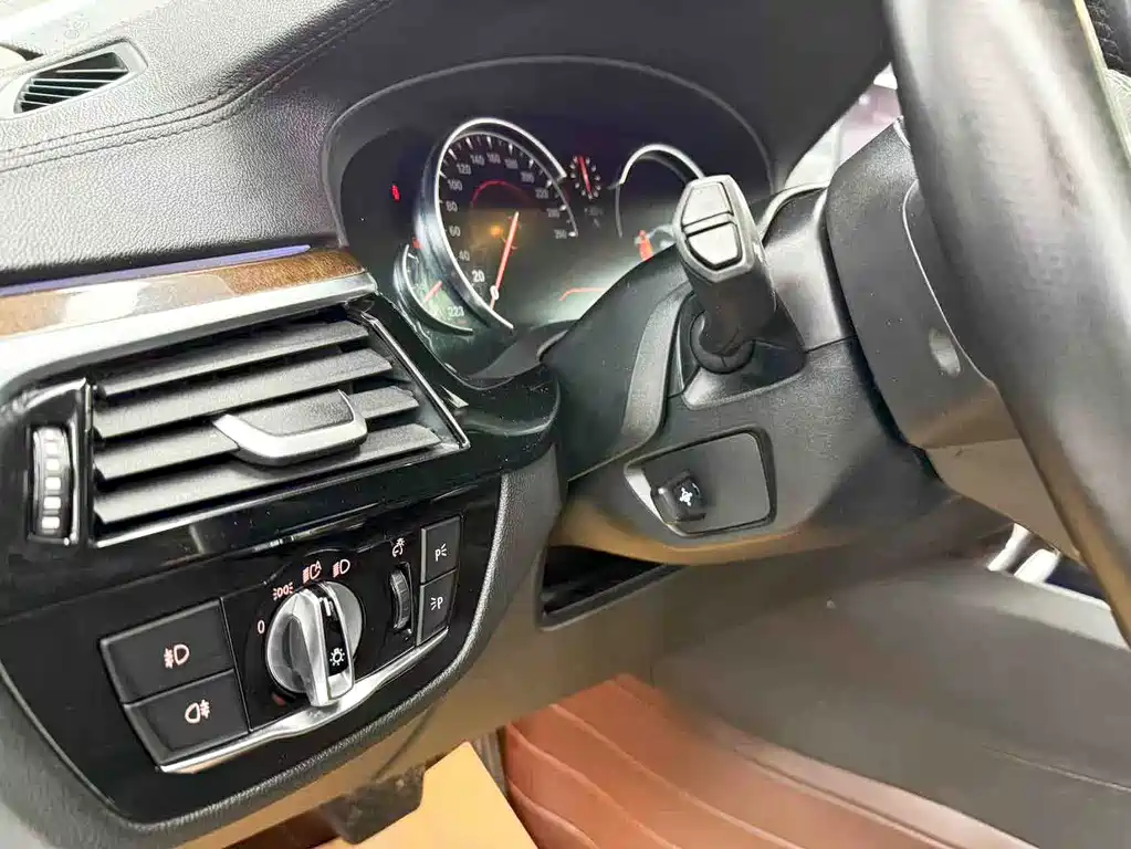 BMW 5 Series 2018 — фото 10