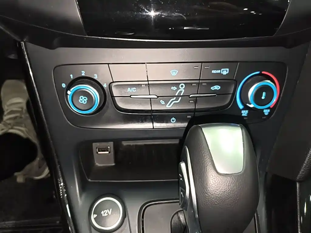 Ford Focus 2019 — фото 13