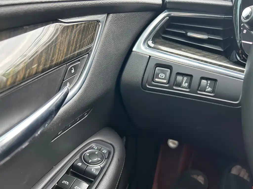 Cadillac XT5 2017 — фото 10