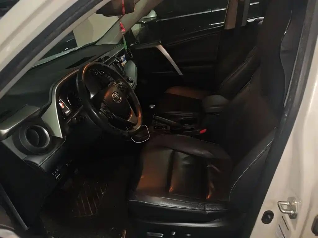 Toyota RAV4 2016 — фото 16