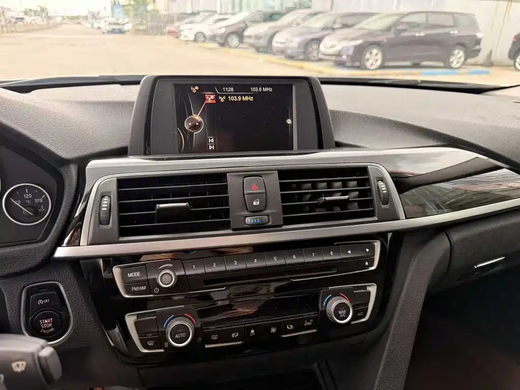 BMW 3 Series 2017 — фото 10