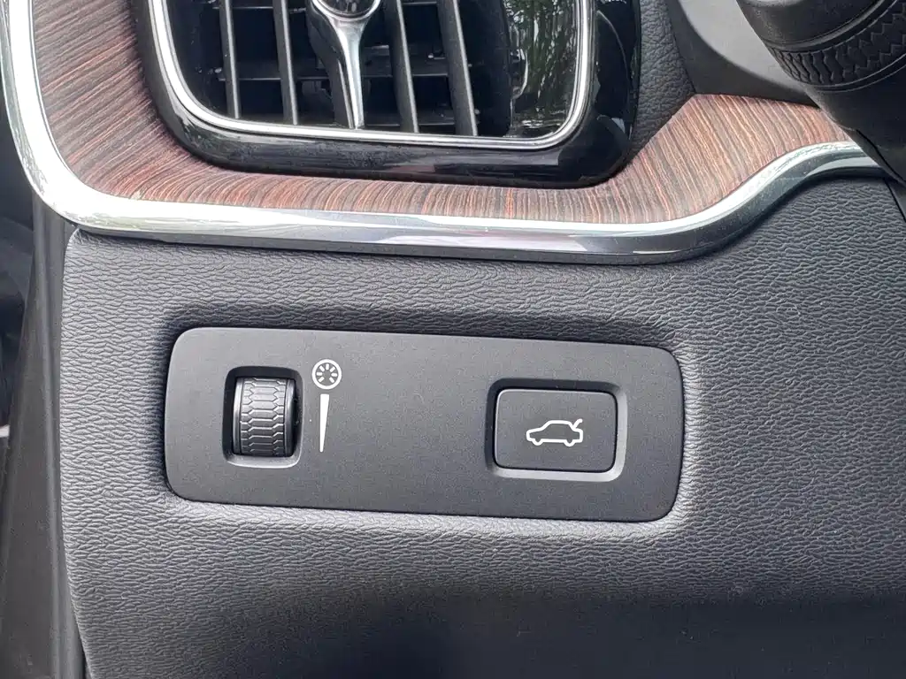 Volvo XC60 2021 — фото 11