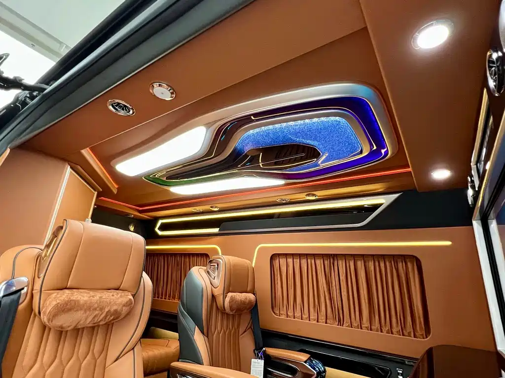 Toyota Hiace — фото 11