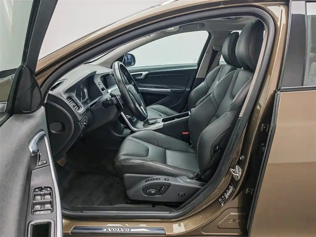Volvo V60 2016 — фото 10