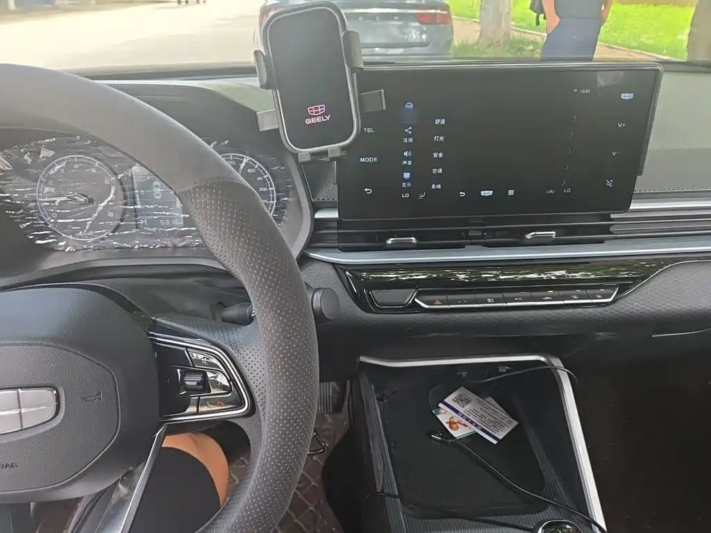 Geely Emgrand 2025