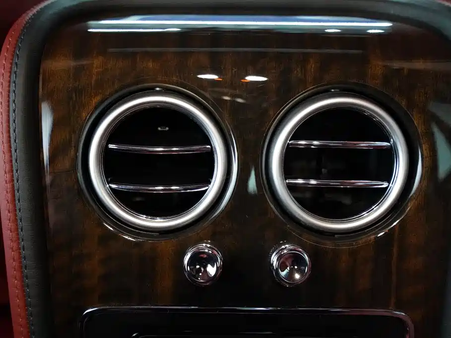 Bentley Flying Spur 2017 — фото 18