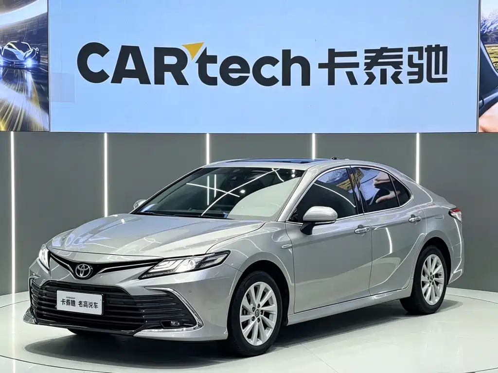 Toyota Camry 2023 — фото 1