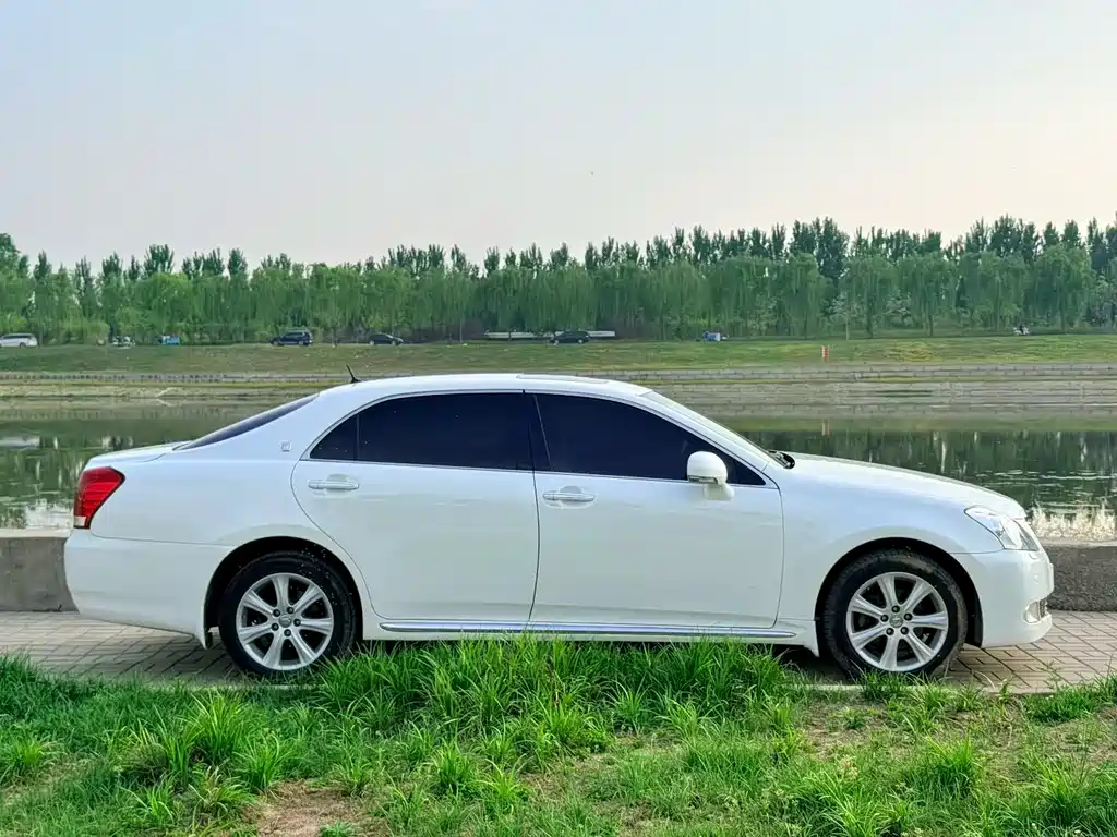 Toyota Crown 2010 — фото 2