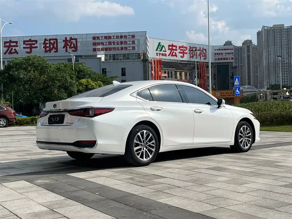 Lexus ES 2022