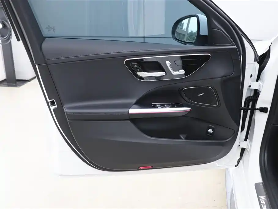 Mercedes-Benz C-Class 2025 — фото 10