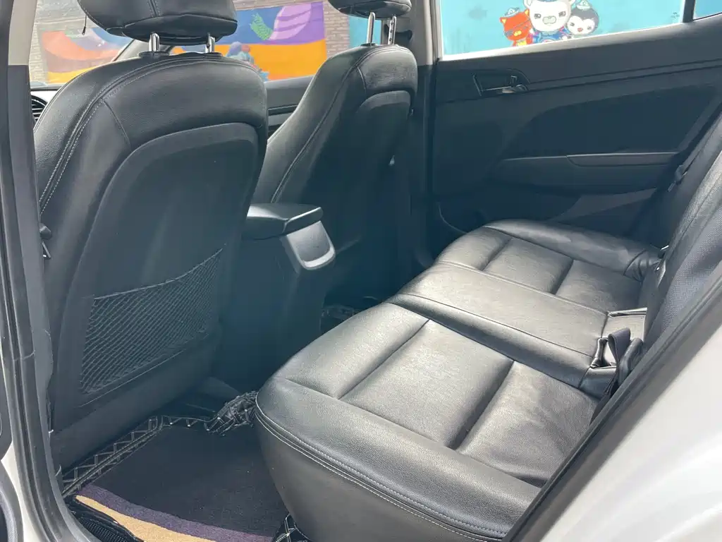 Hyundai Elantra 2017 — фото 10