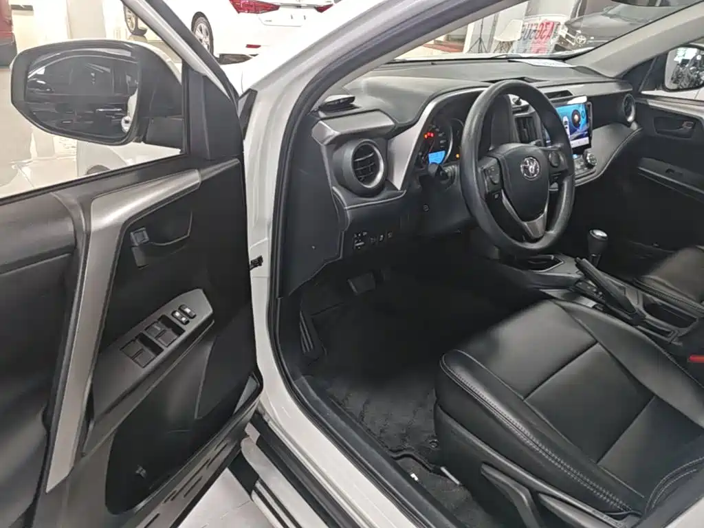 Toyota RAV4 2017 — фото 16