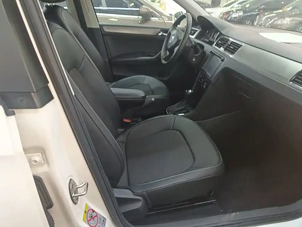 Skoda Rapid Spaceback 2017 — фото 25