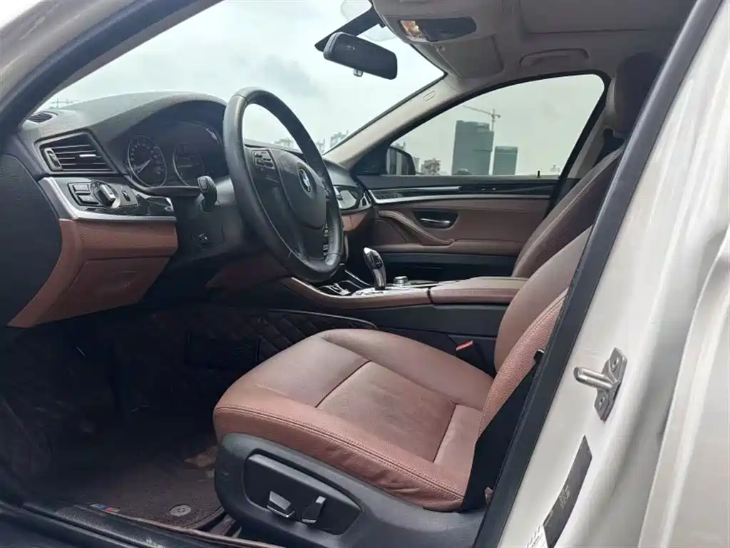 BMW 5 Series 2016 — фото 14