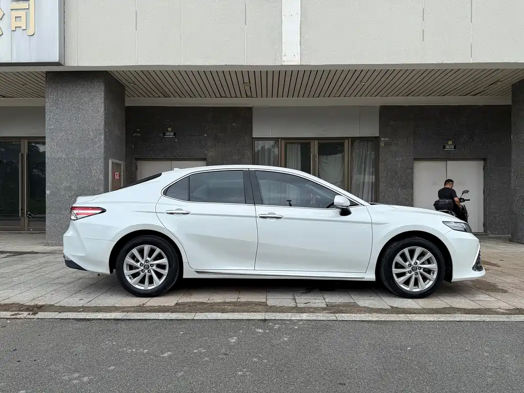 Toyota Camry 2023 — фото 5