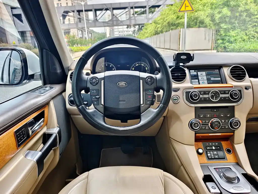 Land Rover Discovery 2014 — фото 18