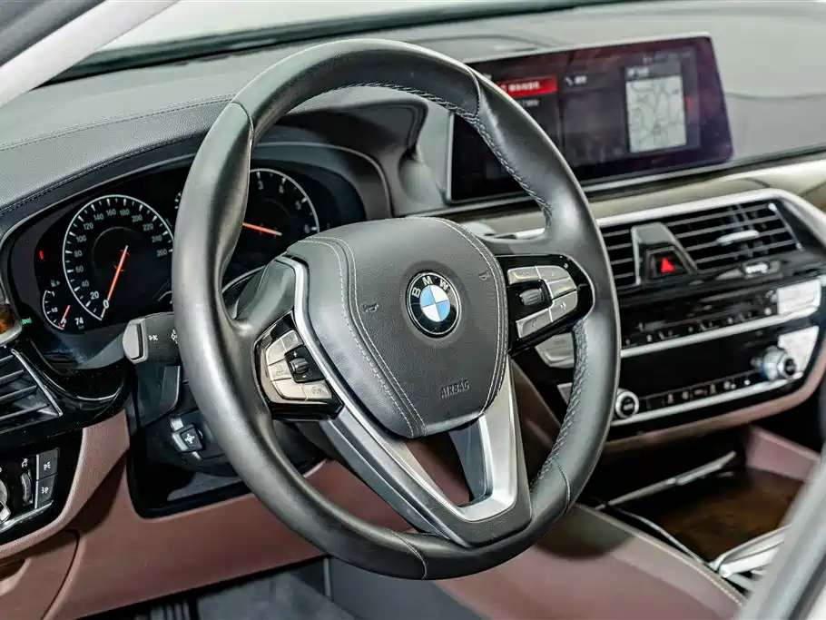 BMW 5 Series 2019 — фото 10
