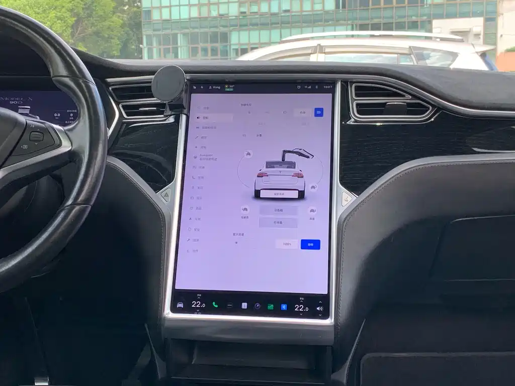 Tesla Model X 2016 — фото 19