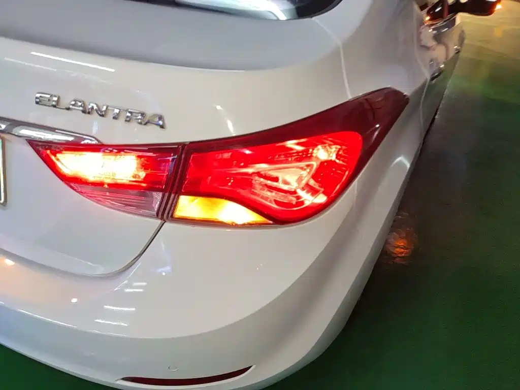 Hyundai Elantra 2018 — фото 8
